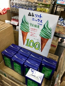 ワッフルコーンでアイスを楽しむ