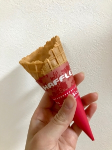 ワッフルコーンでアイスを楽しむ