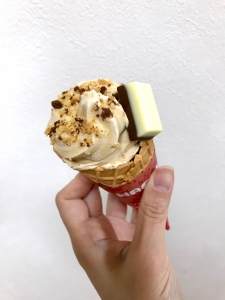 ワッフルコーンでアイスを楽しむ