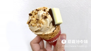 ワッフルコーンでアイスを楽しむ