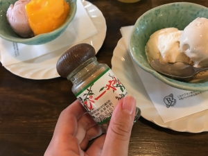 沖縄といえば！のブルーシールアイスと島で出会ったアイスにぴったりのご当地スパイス！