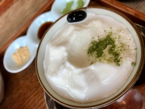 森林ノ牧場のジャージー牛乳を使ったスペシャルソフトクリームセット♪味変しながら楽しむ和スイーツ