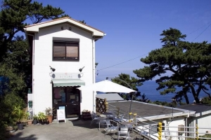 イルカの島「御蔵島」でご夫婦が営むローカルな商店のほんわかジェラート！