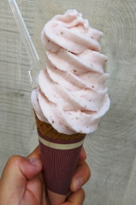 まるも屋 「蒟蒻ソフト」 ピンクストロベリー