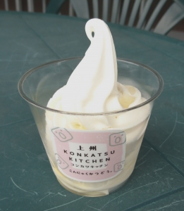 上州・村の駅内「上州こんカツキッチン」 『赤城養蜂園はちみつがけソフト』