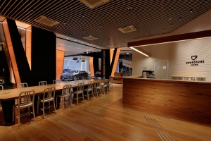 メルセデスベンツのショールームで楽しむトップバリスタ監修の「ビターコーヒーソフトサーブ」