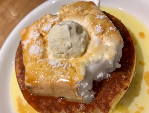 じゅわっと焼きマシュマロとアイスのとろけるハーモニー！甘じょっぱさがやみつきのスイーツパンケーキ！