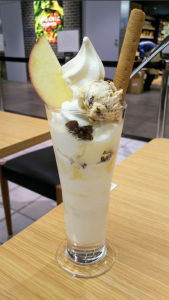 クリームチーズとラムレーズンのパフェ