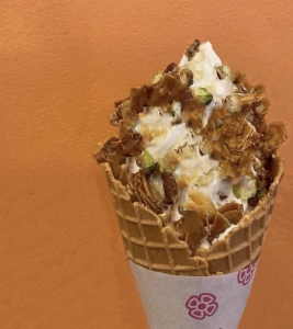 アイスクリーム好きを唸らせる150gにたっぷりトッピング！なのに体に優しいソフトクリーム！
