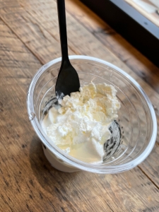 チーズやバターがトッピングできる！老舗牧場のMilk Laboratoryのソフトクリーム。